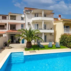Apartments&rooms Alenka Banjole